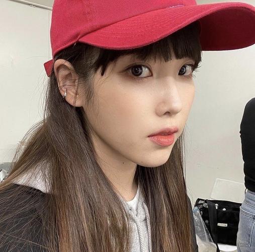 iu新发型曝光 妹妹头齐刘海像是小女孩