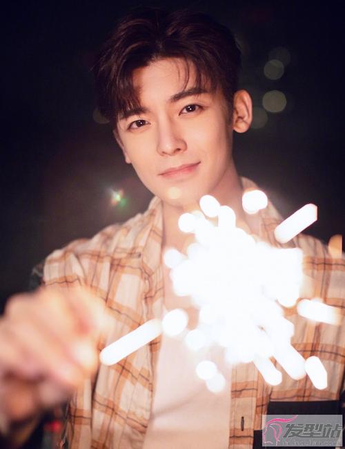 侯明昊生日烟花氛围写真 帅气温柔的少年一见倾心_发型站_最新流行