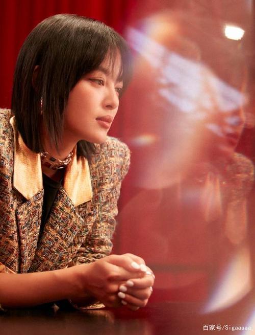 辛芷蕾表情清冷,眼神冷峻,脸上写满了倔强,后来还通过《演员的诞生》