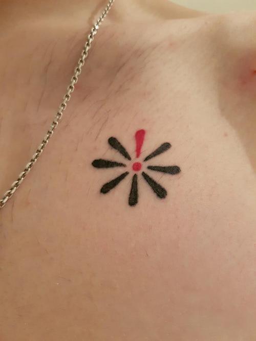 纹身锁骨图片男生锁骨上彩色的符号纹身图片