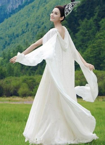 娜扎古装剧十套白衣装扮,徐有容占了五套,每一套都是仙气十足
