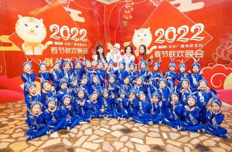 被誉世界上年龄最小的文化使者空军蓝天幼儿艺术团连续31次登场央视