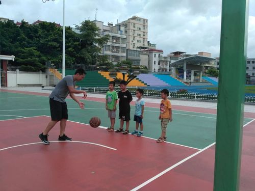 写美篇  下午的素质课,内容丰富:篮球,小主持人,跆拳道……小超人请