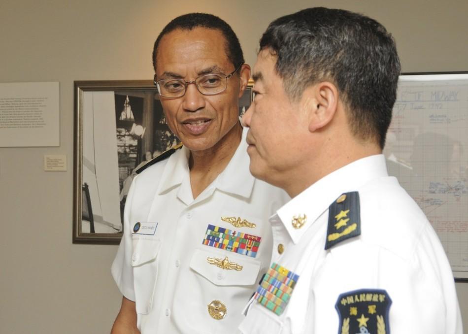 中美海军将军商谈大事 两军制服相似度非常高_高清图集_新浪网