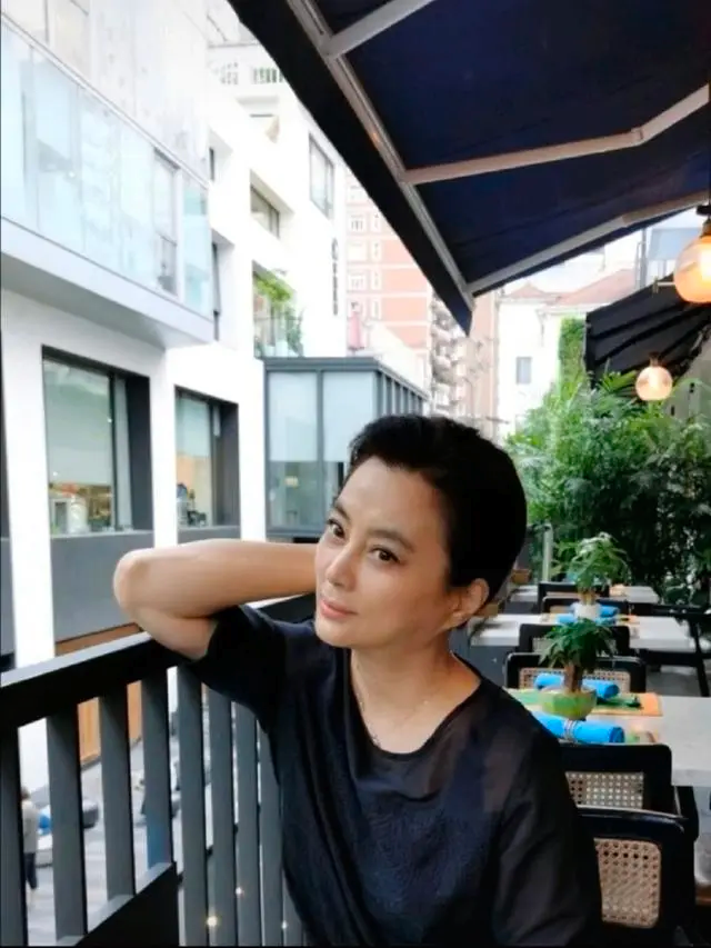 57岁李玲玉近照曝光 事业转型走成熟干练女强人风