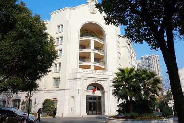 上海歌剧院,闲庭信步之间便是上海繁华的商业中心——淮海路;地处幽静