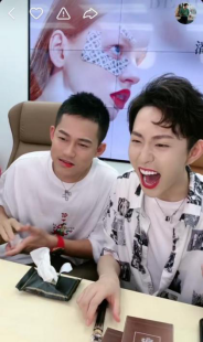 瑜大公子直播间还有啥干不出来?直男明星跑来涂口红,敷眼膜?