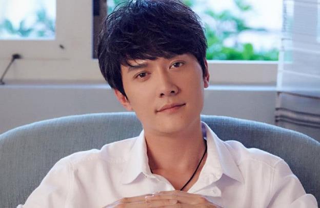 冯绍峰婚后亮相,采访时被主持人"套路",提及颖宝表情显呆萌!