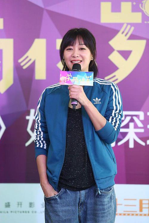 徐静蕾真是没有中年人的自觉,白衬衫配背带裙,还像20多岁的少女