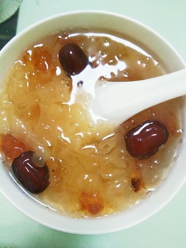 桃胶皂角米银耳羹