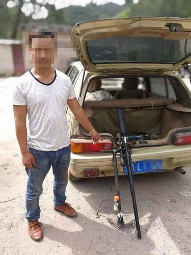 江川一男子真是"胆大",在"问题"轿车里藏气枪准备去