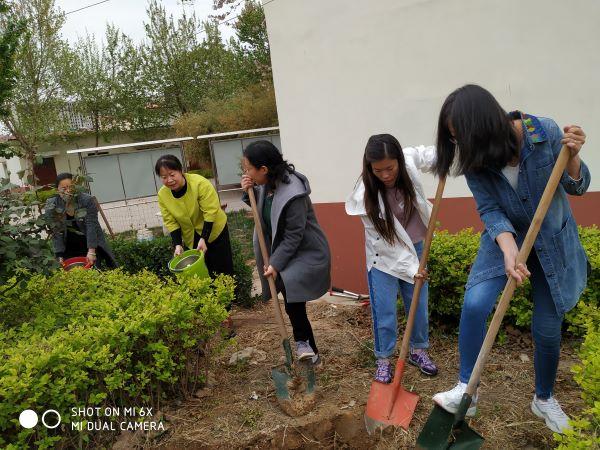 河北建工集团省四建一分公司机关工会组织义务劳动迎"五一"国际劳动节