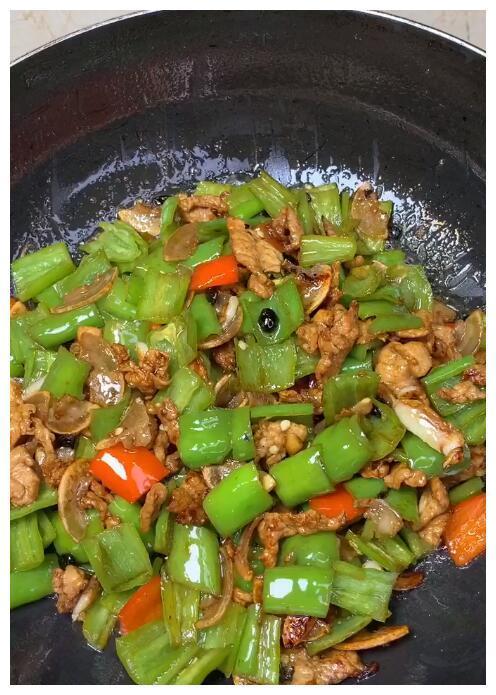 三,用火把肉和青椒炒熟,如果炒菜时间太长,肉和胡椒粉就不嫩了.