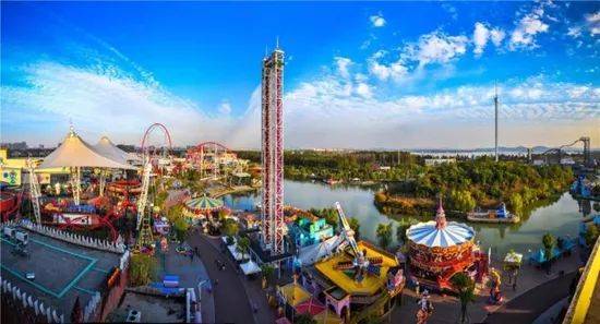 华侨城集团于1998年在深圳推出了国内首个互动游乐型主题乐园——欢乐