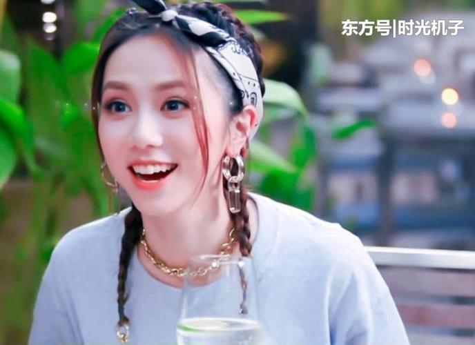 邓紫棋晒"男友视角"美照,扎麻花辫美回18岁