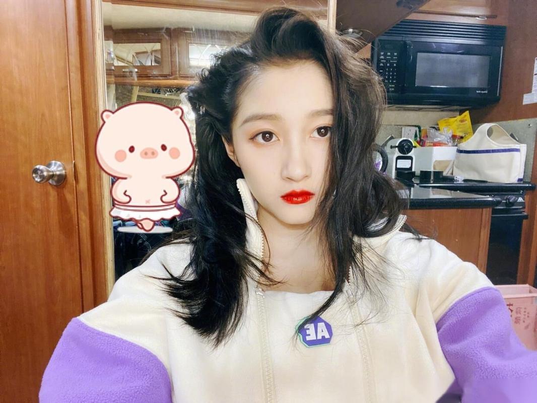 原创关晓彤不适合穿卫衣关晓彤穿晒自拍照被吐槽把卫衣穿成防护服