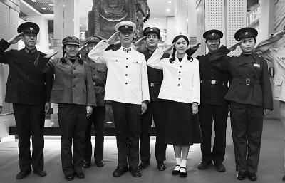 北京民警展示不同时代8套警服(图)
