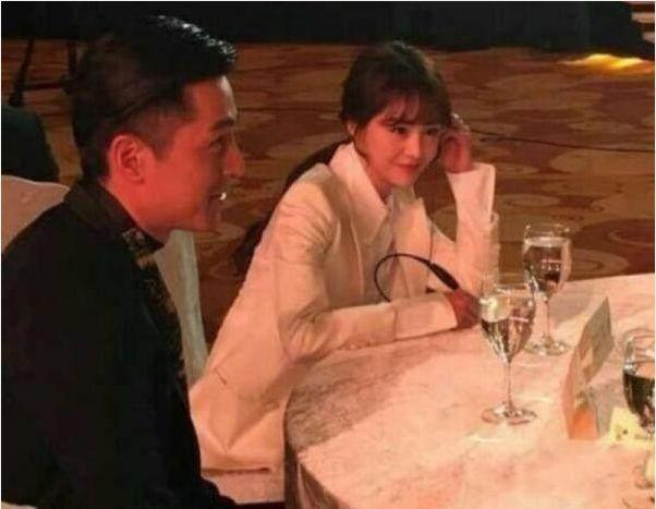 郑爽的偶像是胡歌,两人坐在一起的时候,郑爽全程都不敢直视看胡歌