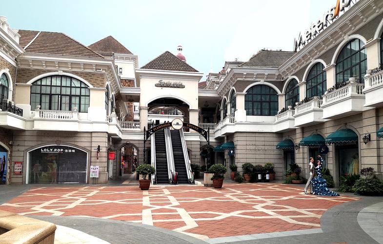 光谷步行街由 现代风情街,西班牙风情街,德国风情街,意大利风情街和