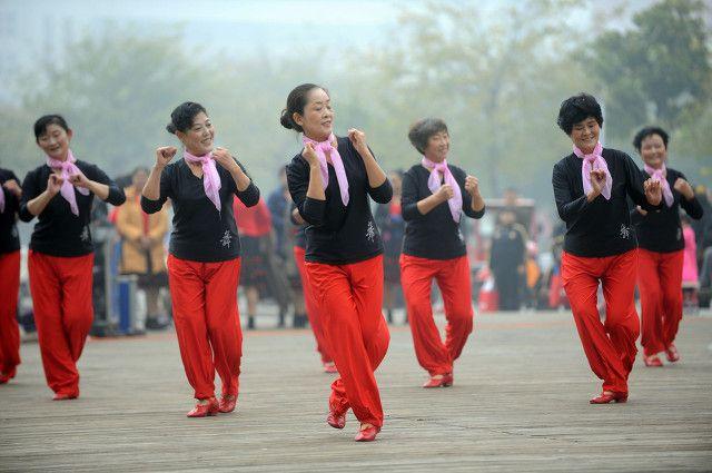 57岁阿姨哭诉:跳广场舞的人太可怕了,我实在不敢去跳了