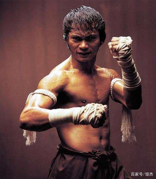 那你可能对托尼贾这个名字并不熟悉,电影中泰拳独特的肘膝进攻被他