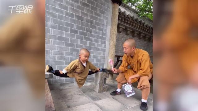 师傅拿棒棒糖诱惑小和尚 为一口吃的坚持练功