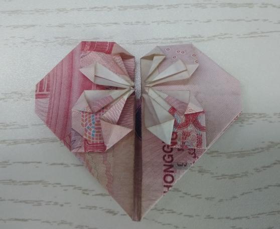 瑞文网 素材 折纸 100元折爱心的步骤图解   8,将小三角形沿着顶点向