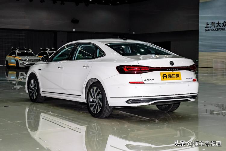 翼子板位置的phev标识新款帕萨特phev(插电混合动力)车型同样对大灯组