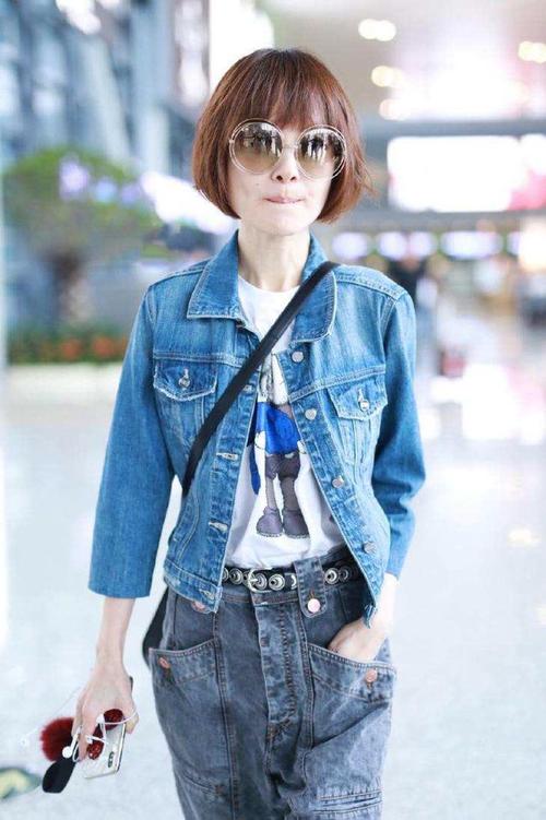 鲁豫换了新发型倒衬得脸小了一圈穿一身牛仔蓝好显瘦年轻多了