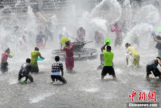 昨日,云南省西双版纳傣族自治州勐腊县境内望天树景区的"泼水节"