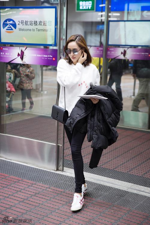 王智优雅亮相机场双腿细又直_高清图集