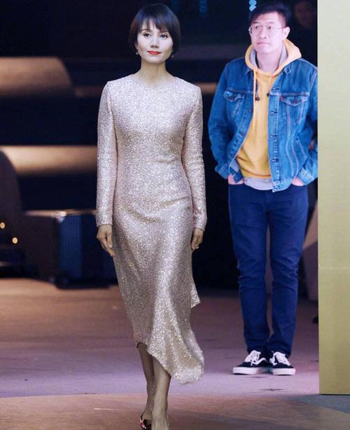 袁泉的"气质裙"太迷人,简约大气显档次,中年女人可以照着搭配