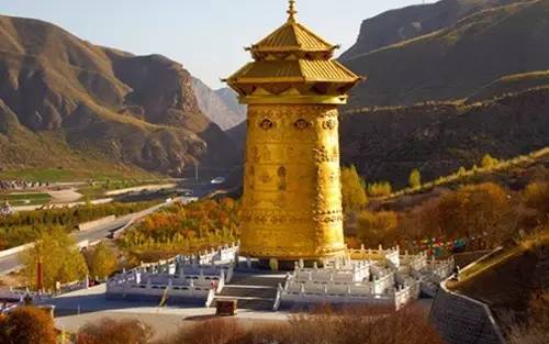 坐落于张掖市肃南县城以南桦树林的转经轮始建于2009年,建筑占地676