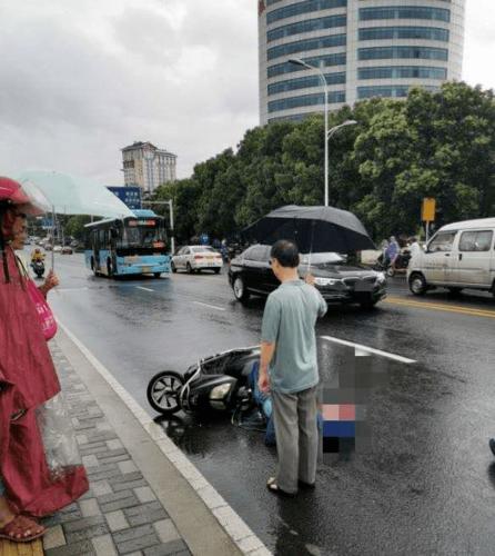 下雨天宜兴车祸频发,有人倒地.
