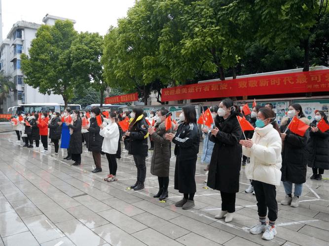 河池市宜州区支援百色疫情防控逆行者凯旋满城尽是久违的中国红