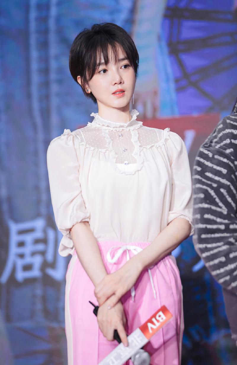简介:陈小纭清新粉嫩活动写真图片,分享一组陈小纭图片给大家,图中的