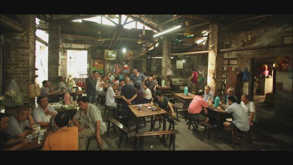 "交通茶馆"曾是电影《疯狂的石头》的取景地.(上图为电影场景)