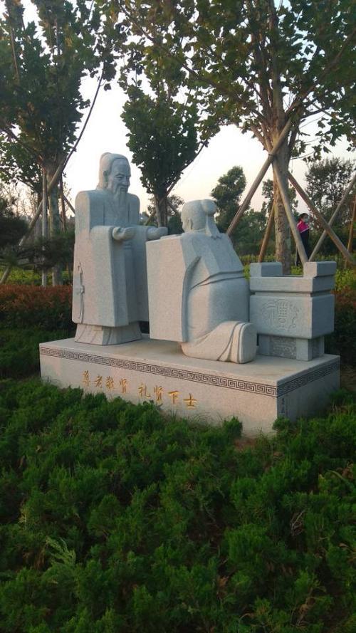 位于嘉祥荫山北侧,呈祥大道南,东临石雕广场,西依迎凤路