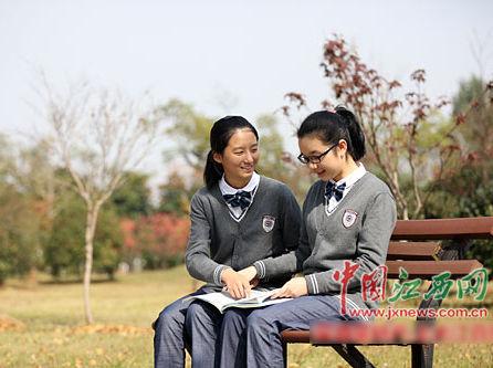 2014年,南昌二中推出由学生参与设计的新校服.(资料图)