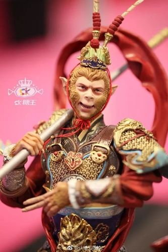 脚踏莲花台 身披五彩黄金甲 手擎金箍棒