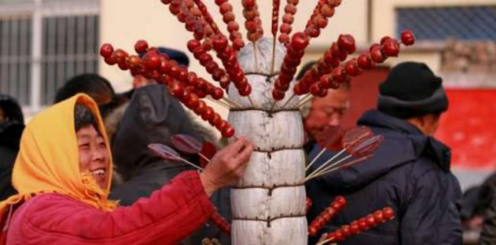 糖葫芦,它们会随着叮叮当当的自行车铃声叫卖走遍大街小巷.