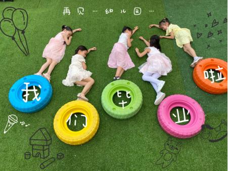 济南各幼儿园拍摄的一组组创意毕业照席卷朋友圈,师生间的温情互动