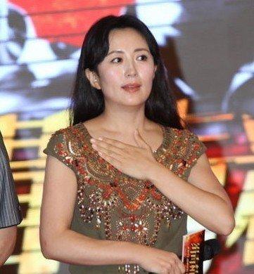 杨童舒遭男粉丝强吻胸口摸臀 网友:感觉被强奸