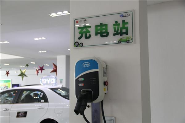 比亚迪凭啥是新能源汽车领导者,看过金牌经销商就知道