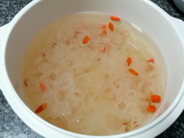 银耳枸杞汤