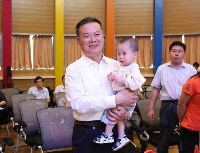 宋丙干看望儿童福利院孤残儿童