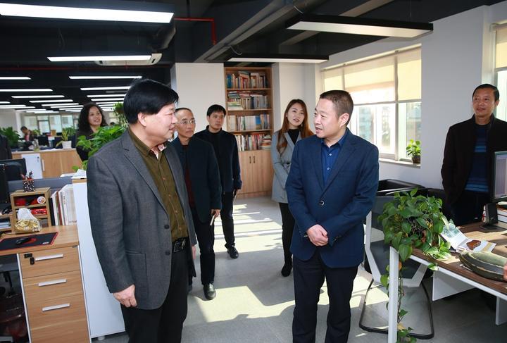 东阳市委常委宣传部长陈小华到东阳日报社调研