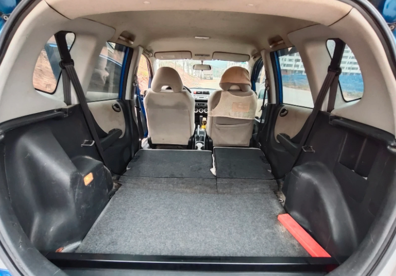 本田飞度空间比suv还大?车主:后排放倒后感觉这车值15万