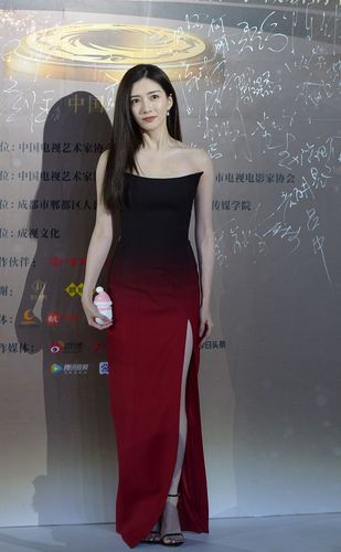 江疏影好演员奖露肩走红毯 拿