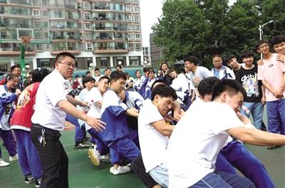 六盘水市实验二中举行体育比赛为高考考生减压
